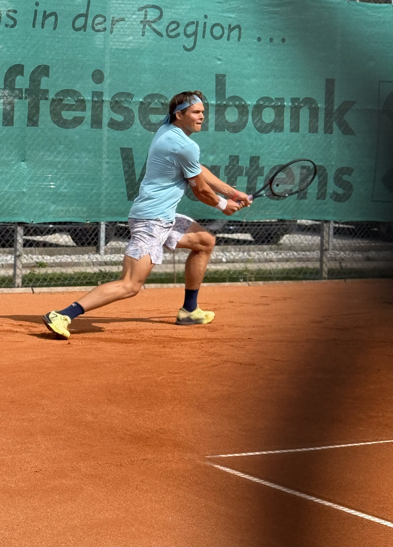 Spielerin beim Alpencup in der Rückhand-Bewegung