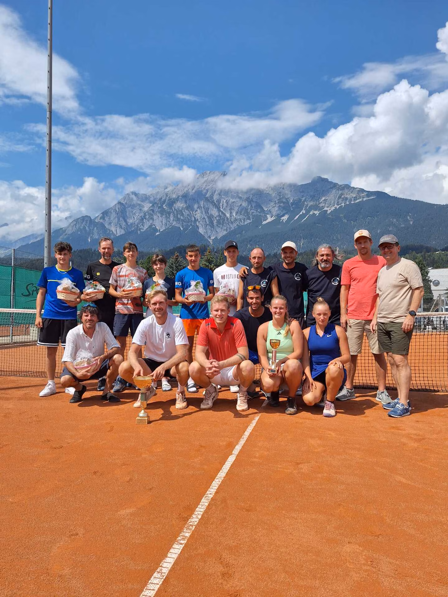Gruppenfoto der Siegerehrung beim Alpencup