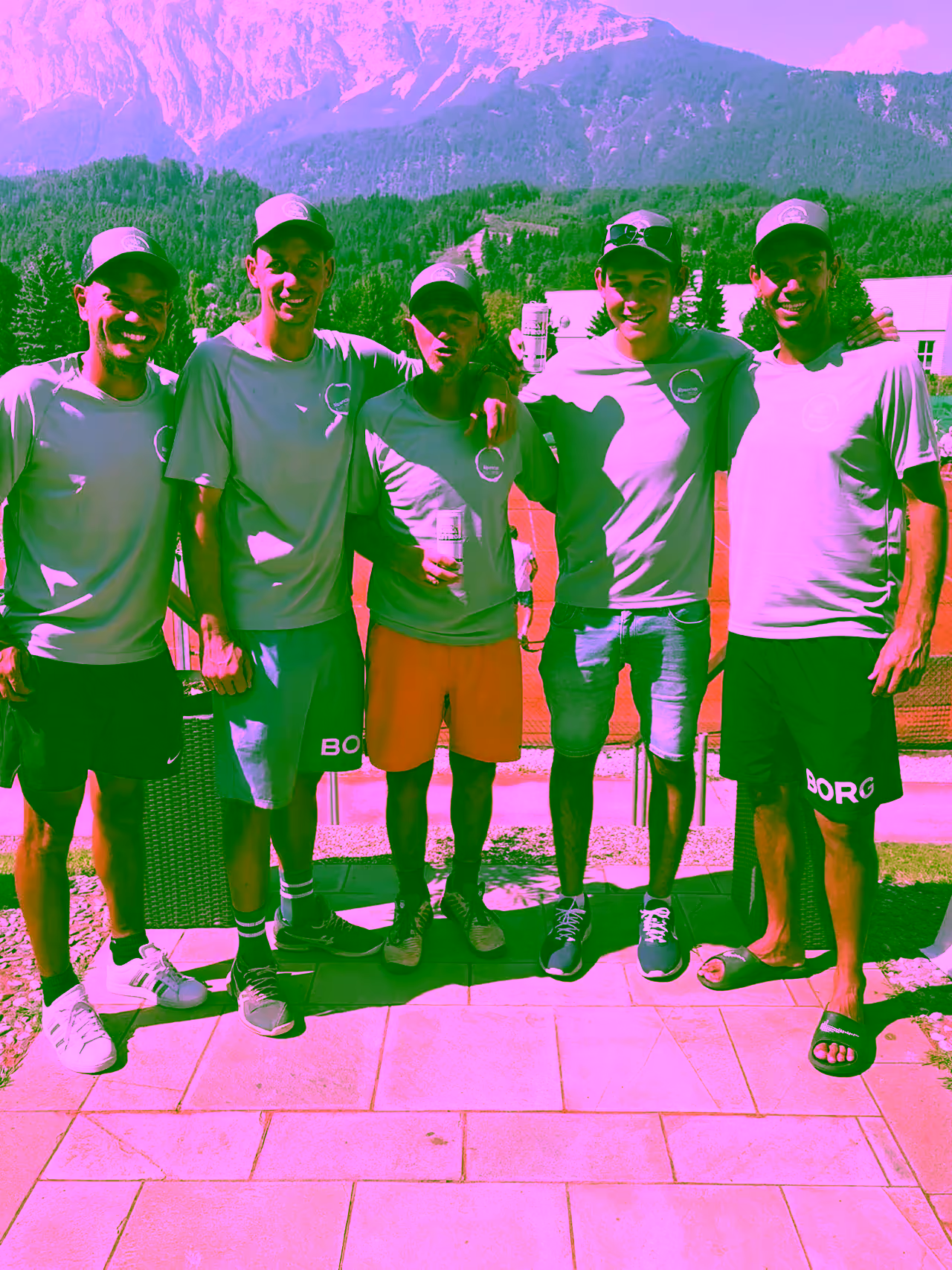 Team-Foto beim Alpencup vor Bergpanorama